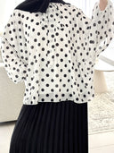 Chemisier blanc à pois noirs, coupe fluide oversize