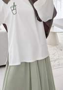 T-shirt blanc brodé illustration matcha, coupe ample couvrante
